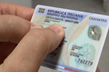 immagine fotografica di una carta d'identità elettronica