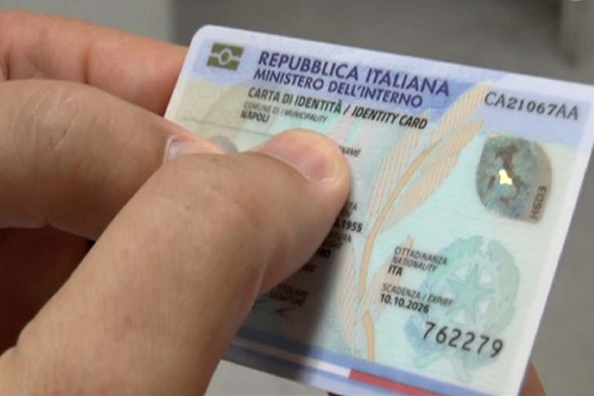 immagine fotografica di una carta d'identità elettronica