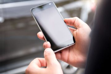 immagine rappresentante una mano che sorregge uno smartphone
