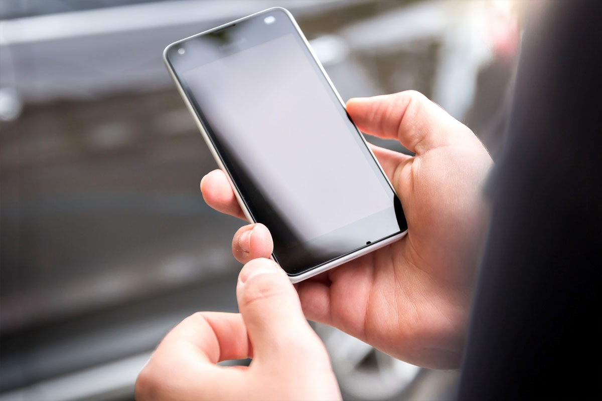 immagine rappresentante una mano che sorregge uno smartphone